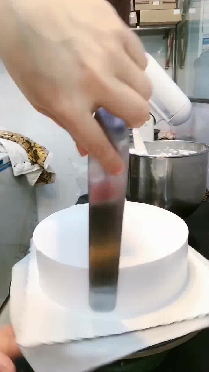 水果奶油蛋糕,果酱淋成一圈圈,稍稍抹匀再次淋边,效果棒极了!