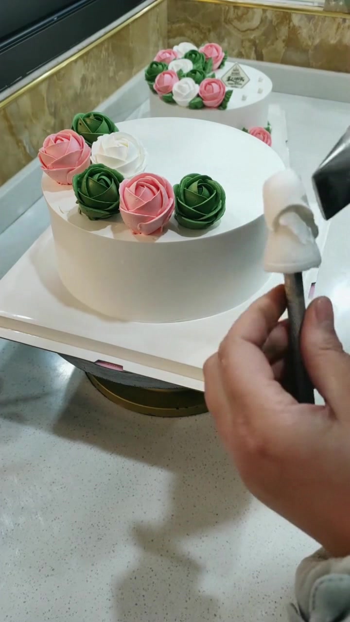奶油玫瑰花朵蛋糕,白玫瑰、绿玫瑰、粉玫瑰花团锦簇收割少女心啊