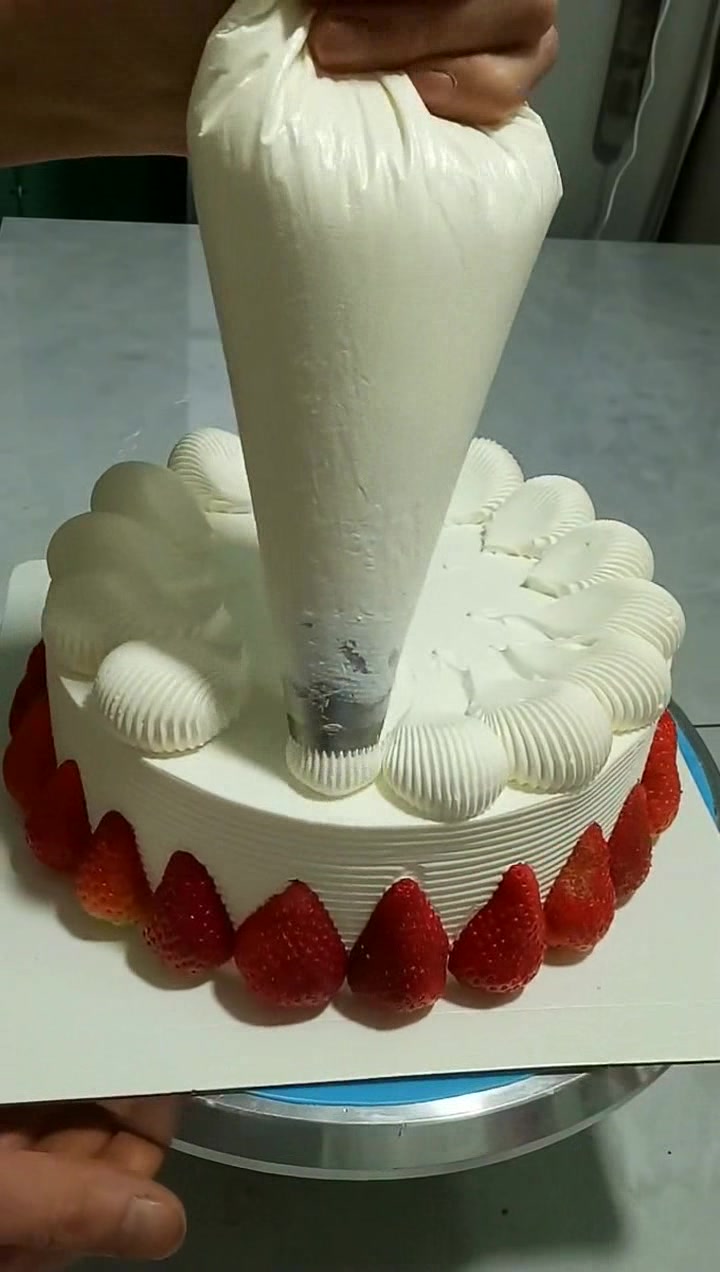 网红白奶油草莓蛋糕,小仙女必学款式,这蛋糕怎么可以这么好看!