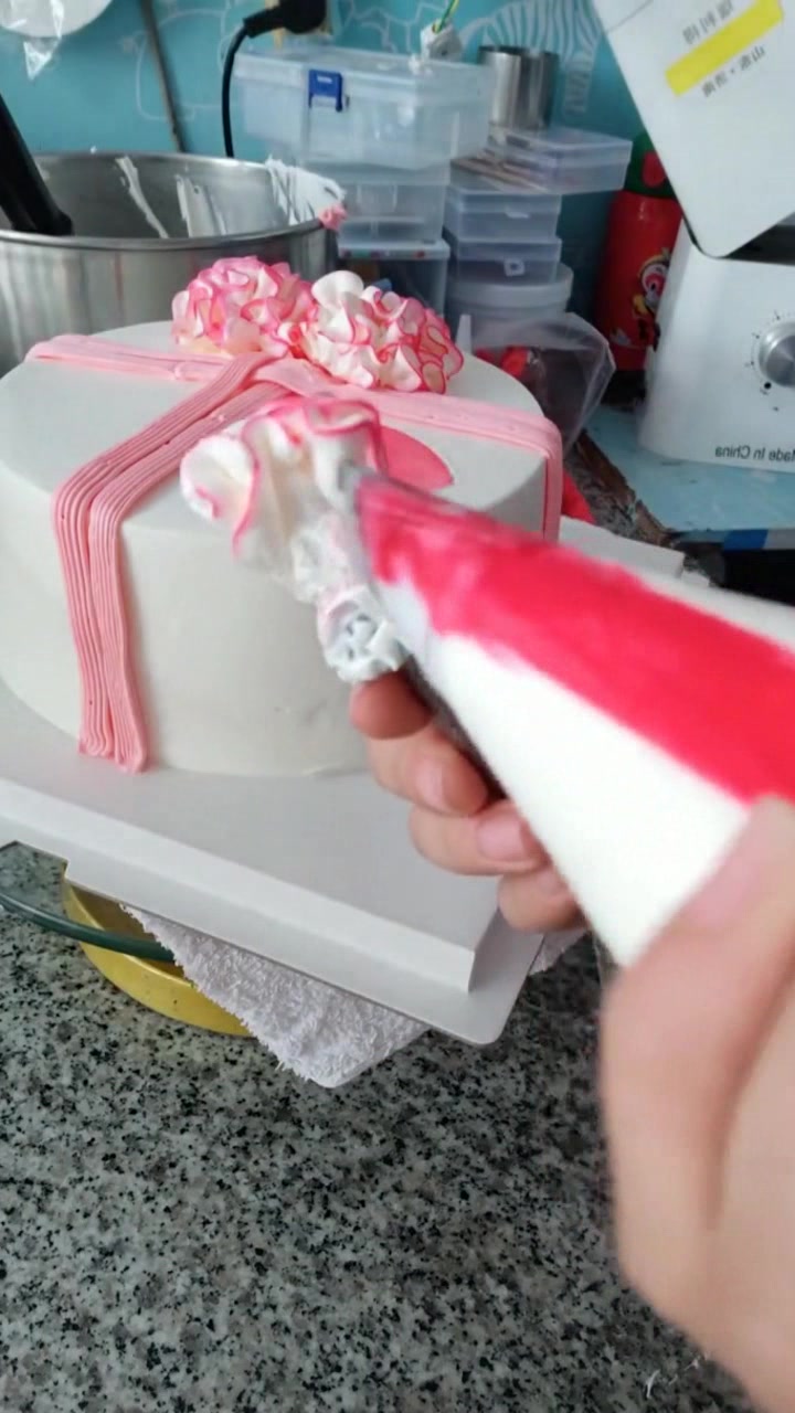 温馨奶油花朵蛋糕,这蛋糕真的太温柔了,康乃馨更显成品美丽大方