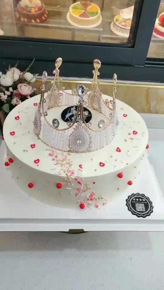 ins风网红皇冠蛋糕,精美的玫瑰花碎点缀出迷人的色彩!