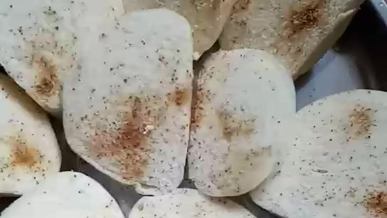 #寻味济南# 在家用空气炸锅烤馒头干!馒头切片,撒少许精盐,孜然粉,辣椒面烤十分钟左右即可