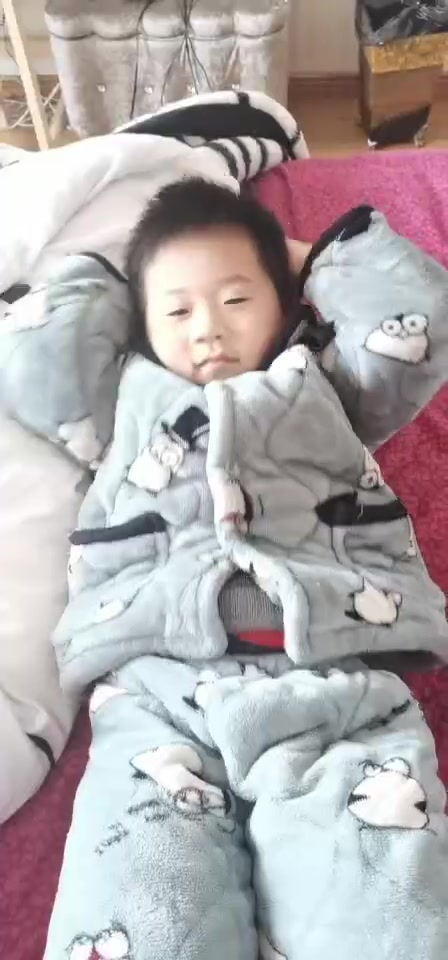 五岁小朋友锻炼身体,做仰卧起坐,棒棒哒