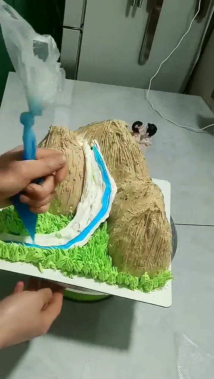 一看就是做大蛋糕剩下的边角废料,没想到裱花弄好以后这么精致!