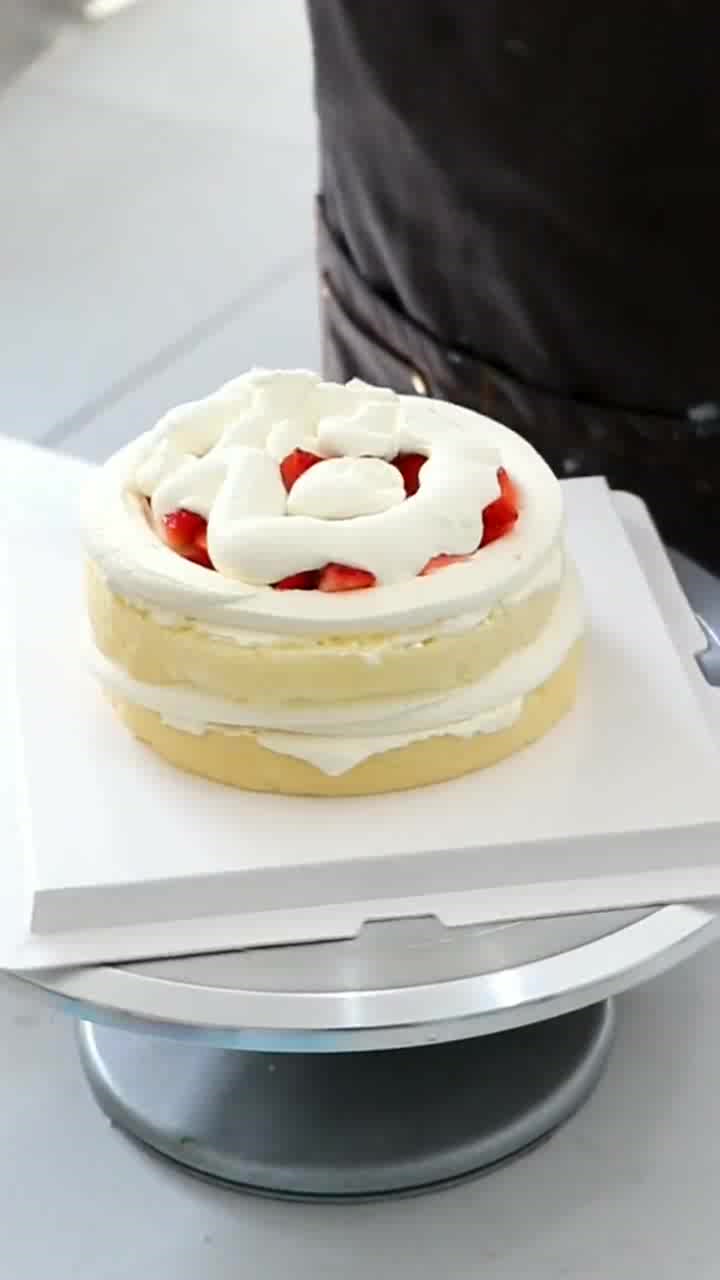 简单到极致的美,素雅夹心白奶油蛋糕,最后画上小樱桃太治愈了!