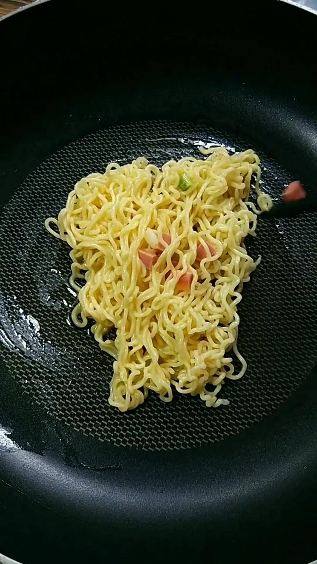 用方便面做鸡蛋饼,简单快速又好吃,口水都快流出来了!