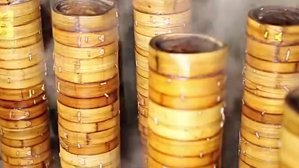 #宅家宝藏技能# 盐水鸭、鸭油烧饼、辣油小馄饨、牛肉锅贴…提到南京,美食总会占据一席之地你