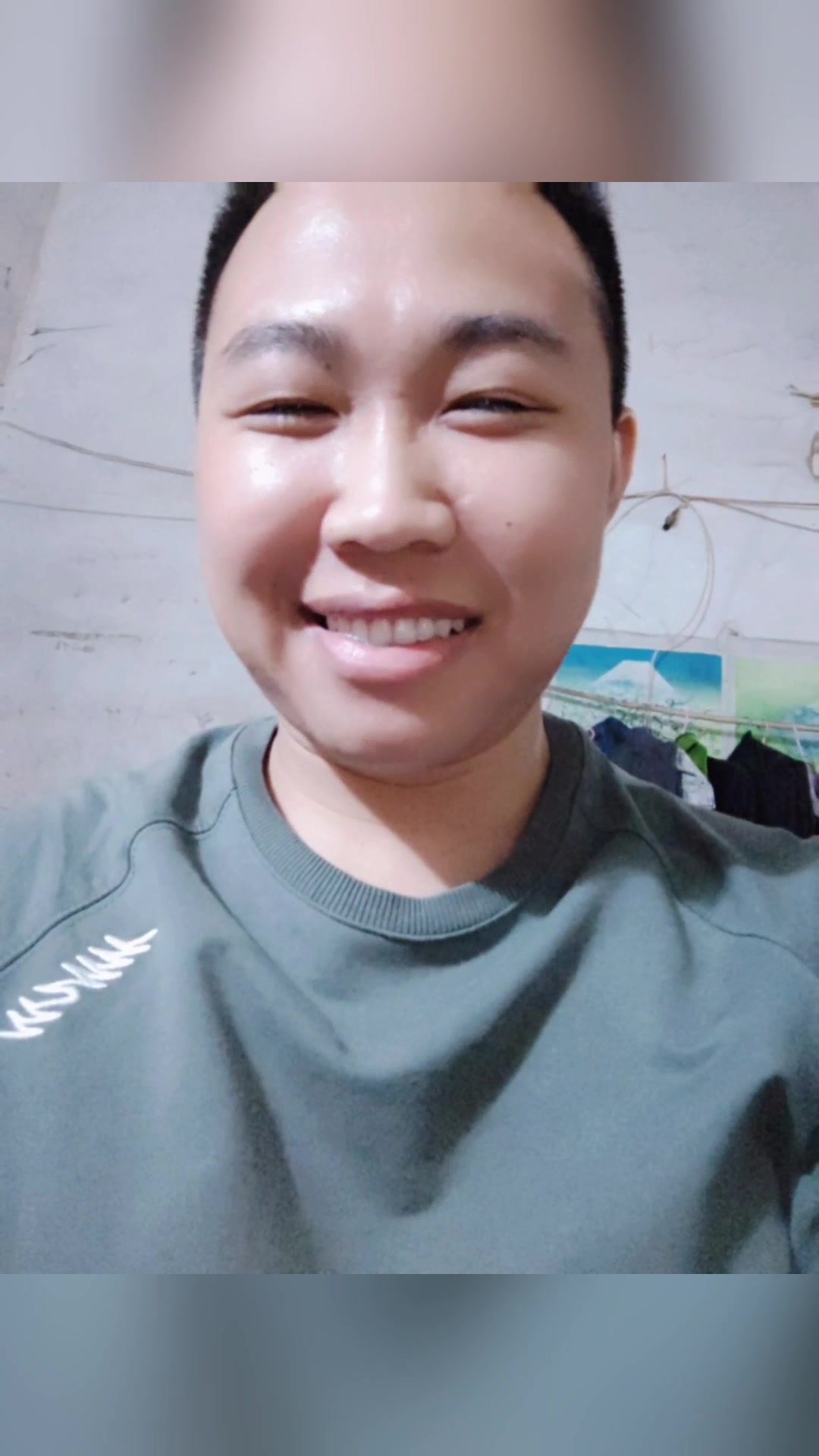 打工小伙为老婆过生日,不懂浪漫简简单单!没想到她还这么开心!