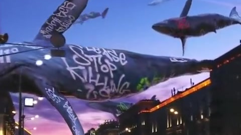 ins艺术家brickspacer的震撼特效作品。真假难辨的巨大的鲸鱼翱翔于天空,想象力太