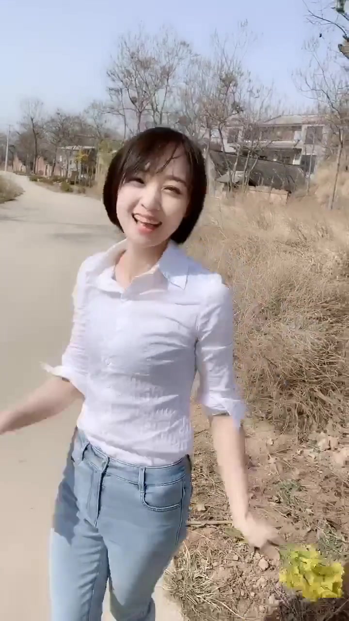 手拿油菜花的美女