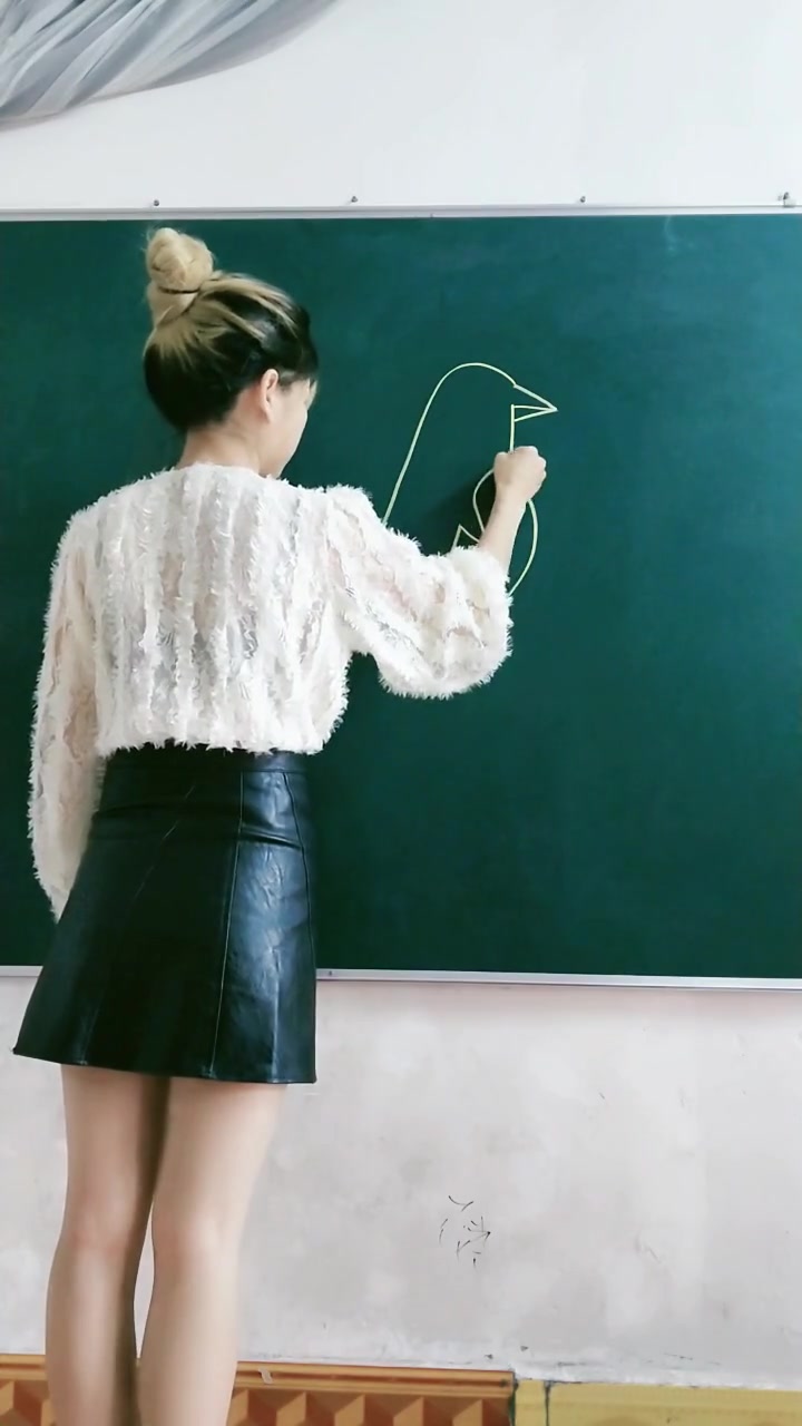 幼儿园非常抗冻的幼师,用数字画企鹅,这女人难道不嫌冷吗