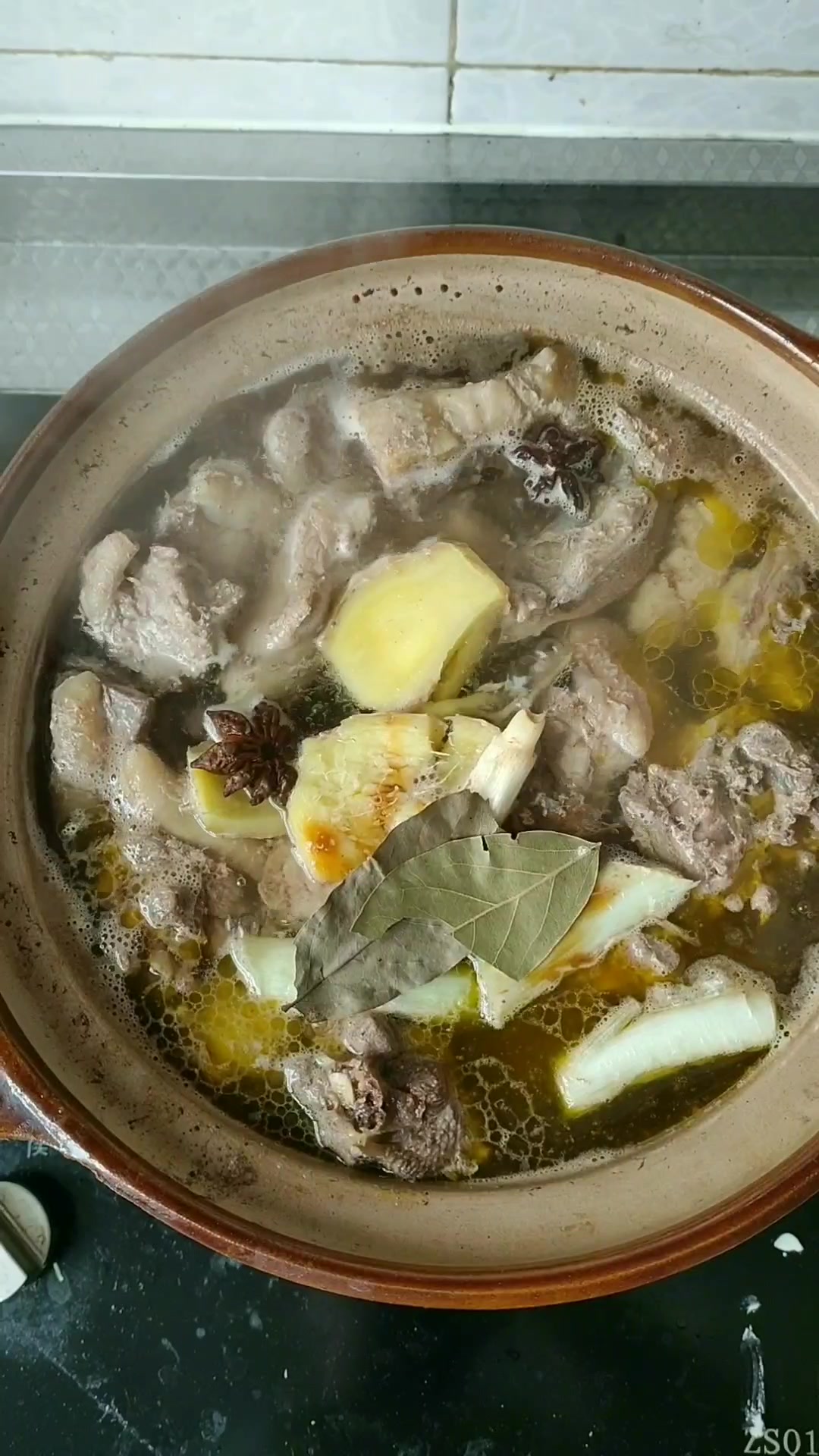 山蛾粉皮炖柴鸡,汤鲜肉香营养大补,老少皆宜