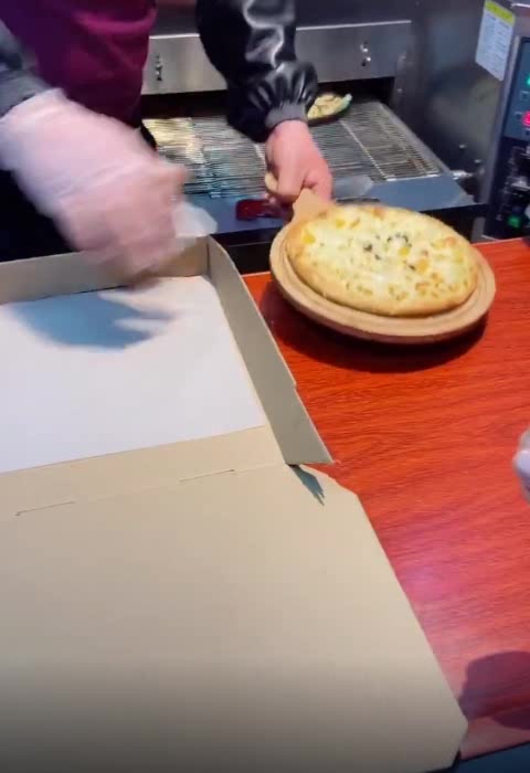 去快餐店买披萨吃,从烤箱拿出匹萨的那刻,网友:图片仅供参考