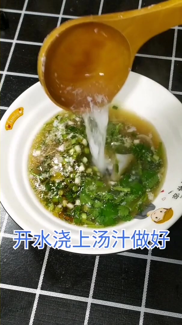 鸡蛋一枚,挂面一把,生菜一丢 清汤挂面完成