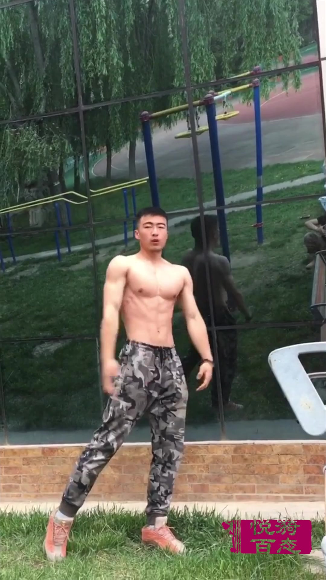 精瘦的肌肉男在草地上秀身材,腹肌和鲨鱼线如刀刻,臂肌也好壮!