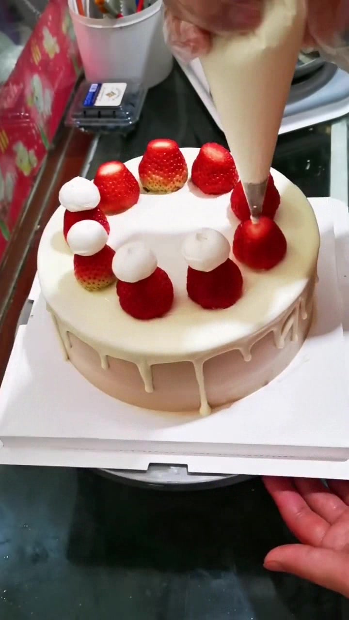 雪顶淋面蛋糕,可爱草莓雪人,讲真,我收到这种蛋糕会不忍心吃的