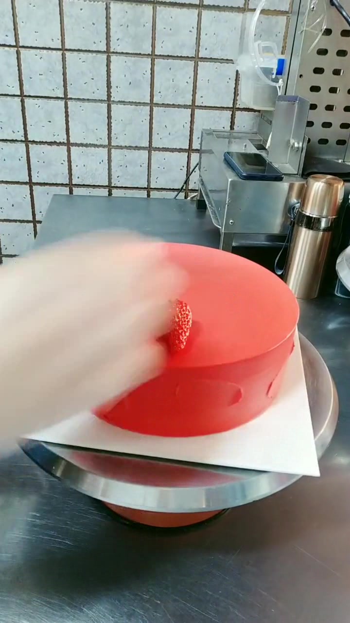 喜庆火红奶油草莓蛋糕,这颜色看着就热闹,你们觉得这个值多少?