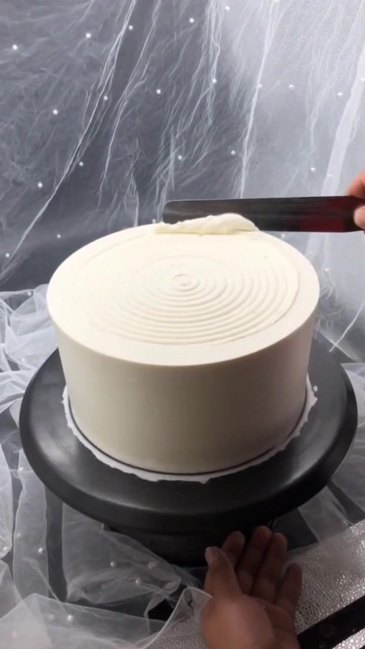 渐变海蓝色奶油蛋糕,波浪纹是这样抹出来的,这成品颜色好美呀!