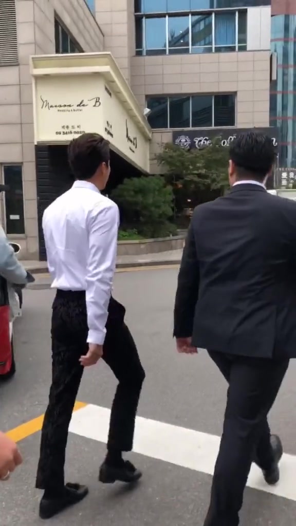 韩国游玩偶遇玄彬,路人镜头下男神肌肉线条明显很健壮