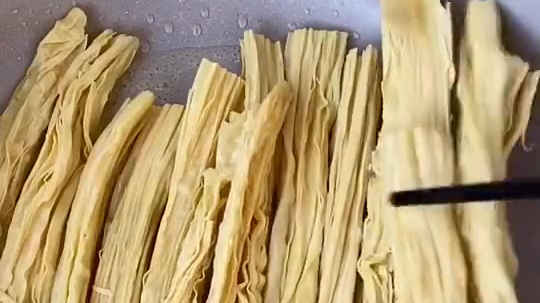 #自制辣条#宅家里,小朋友想吃辣条?自己在家用腐竹做,好吃又放心哦