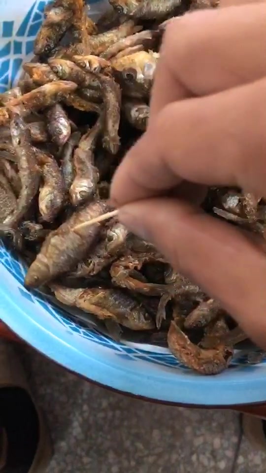 油炸好的河鱼仔,不是超市那种鱼仔,你们那边多少钱一斤?