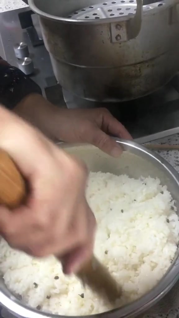 74岁董门师尊(董渝生)教你做重庆特色小面“糍粑块”