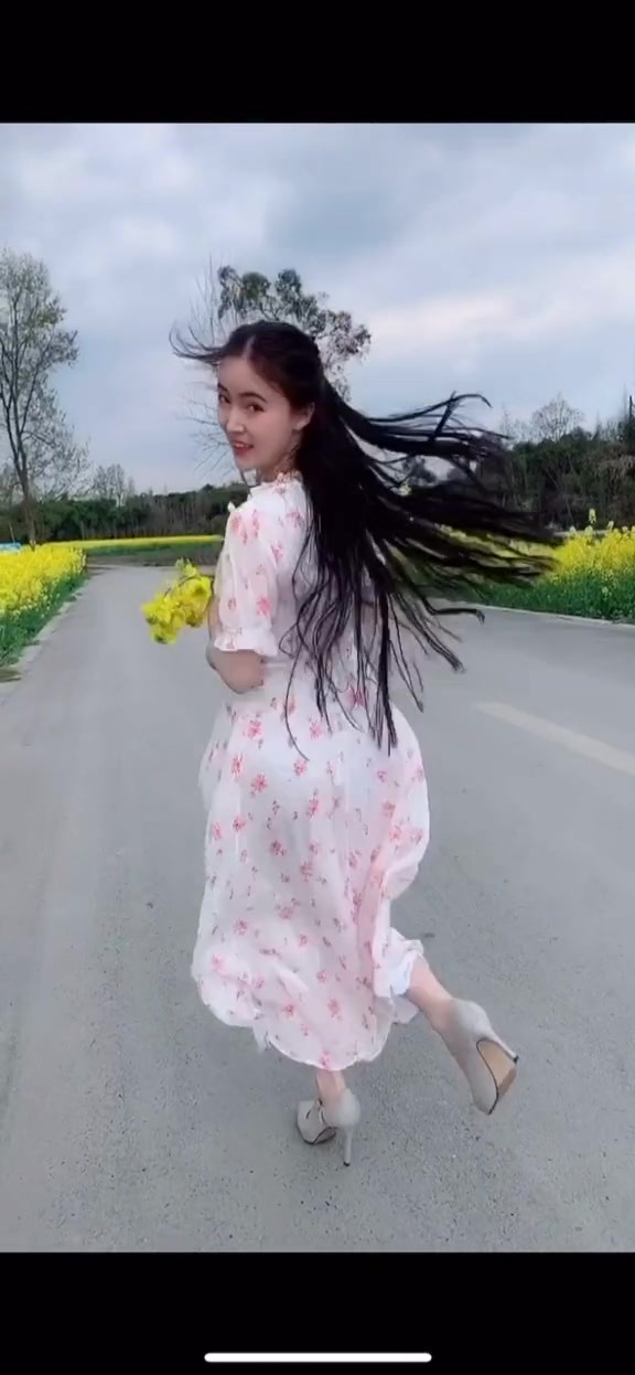 手捧油菜花的花季少女