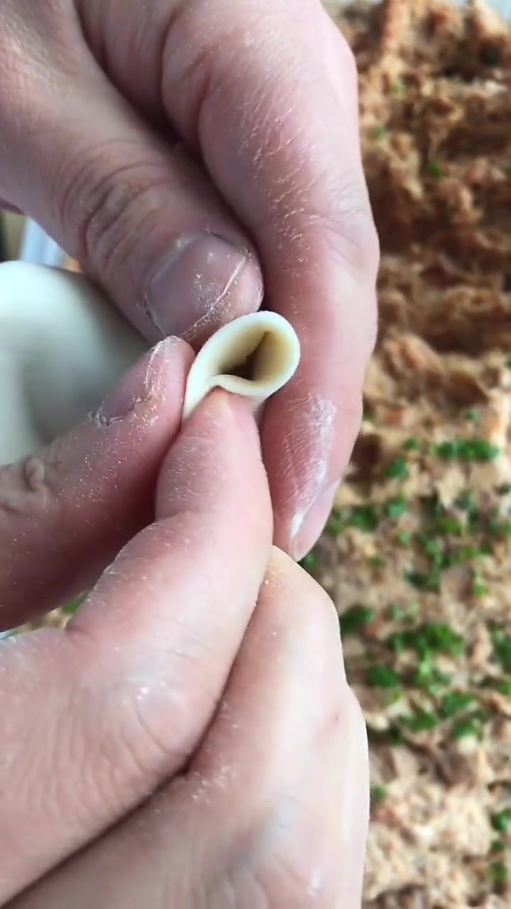 跟着大神学包饺子!几个简单的步骤,就可以包出好看的月牙饺