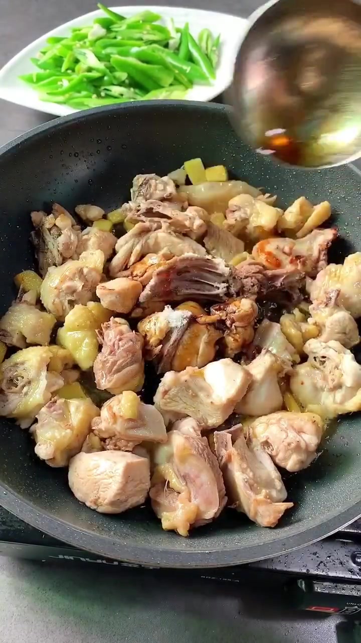 这才是青椒炒鸡做法,肉鲜嫩又营养,一大盘都不够吃