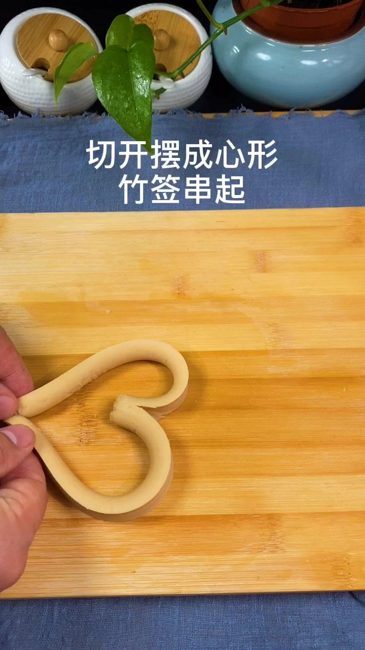 超简单,仅用一根火腿肠煎出心形鸡蛋