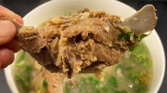 #电饭锅就能完成的复工便当#这样做清汤羊蝎子,汤鲜肉嫩,男士吃建议可以放点枸杞,小白一看就