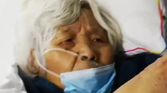【阿念的外婆走了!妈妈,我没能救出你的妈妈…】武汉26岁的吴尚哲(小名阿念)为了照顾89岁