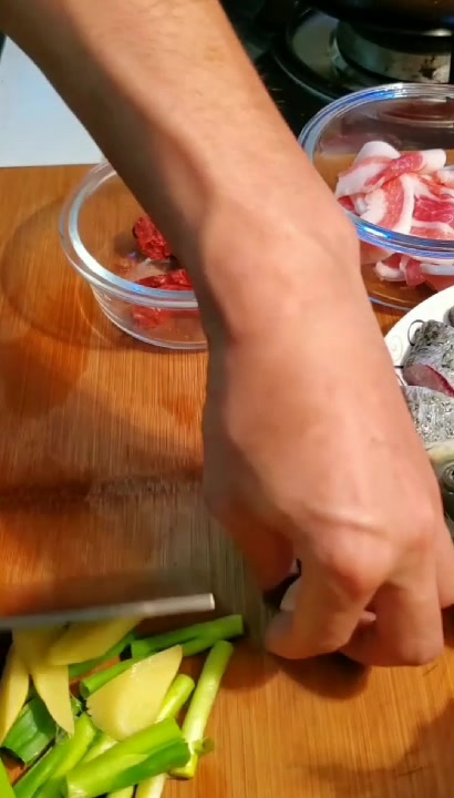 铁锅炖鱼焖卷子的家常做法,原汁原味就是香,一条四人吃不够!