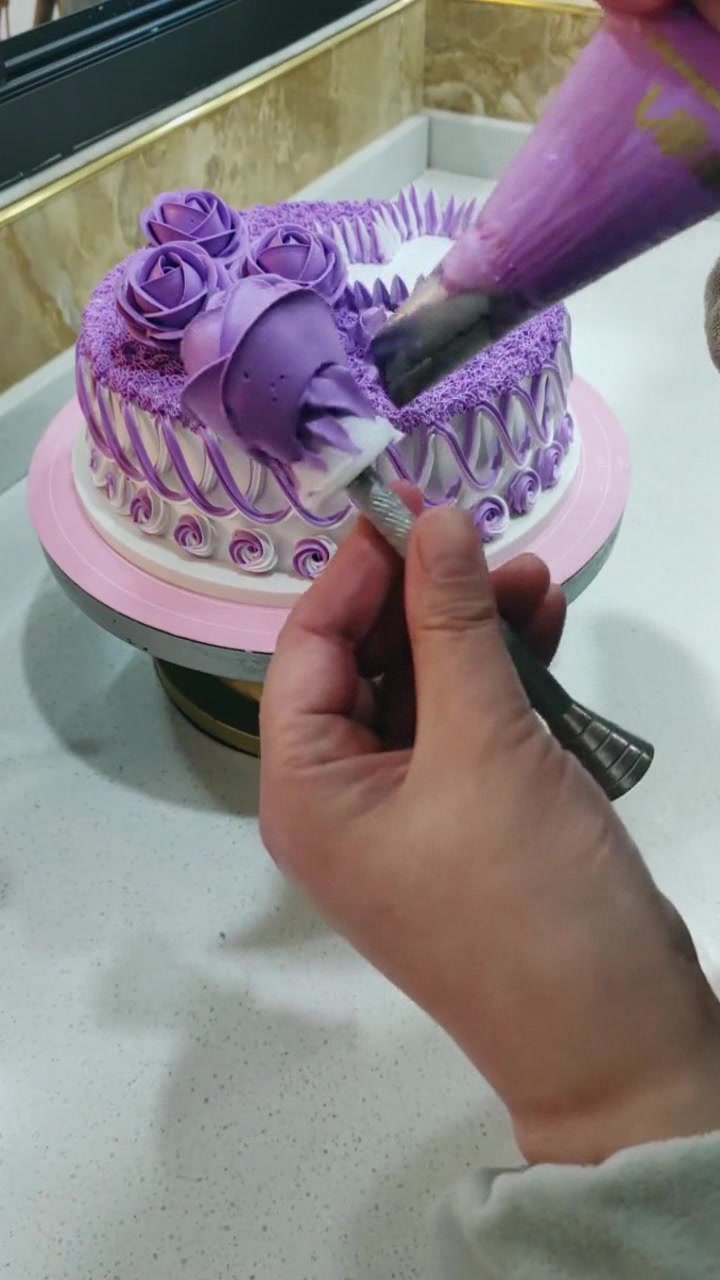 精致紫奶油玫瑰蛋糕,师傅手真巧,这得学多久才能做得这么逼真?