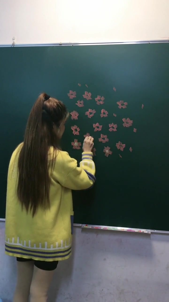 美女幼师画梅花,看到成品我惊艳了,这是素描大学毕业的吧?
