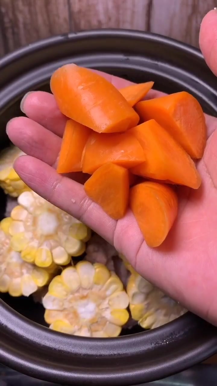营养又美味的玉米排骨汤,看着就很有食欲,自己在家试一下吧