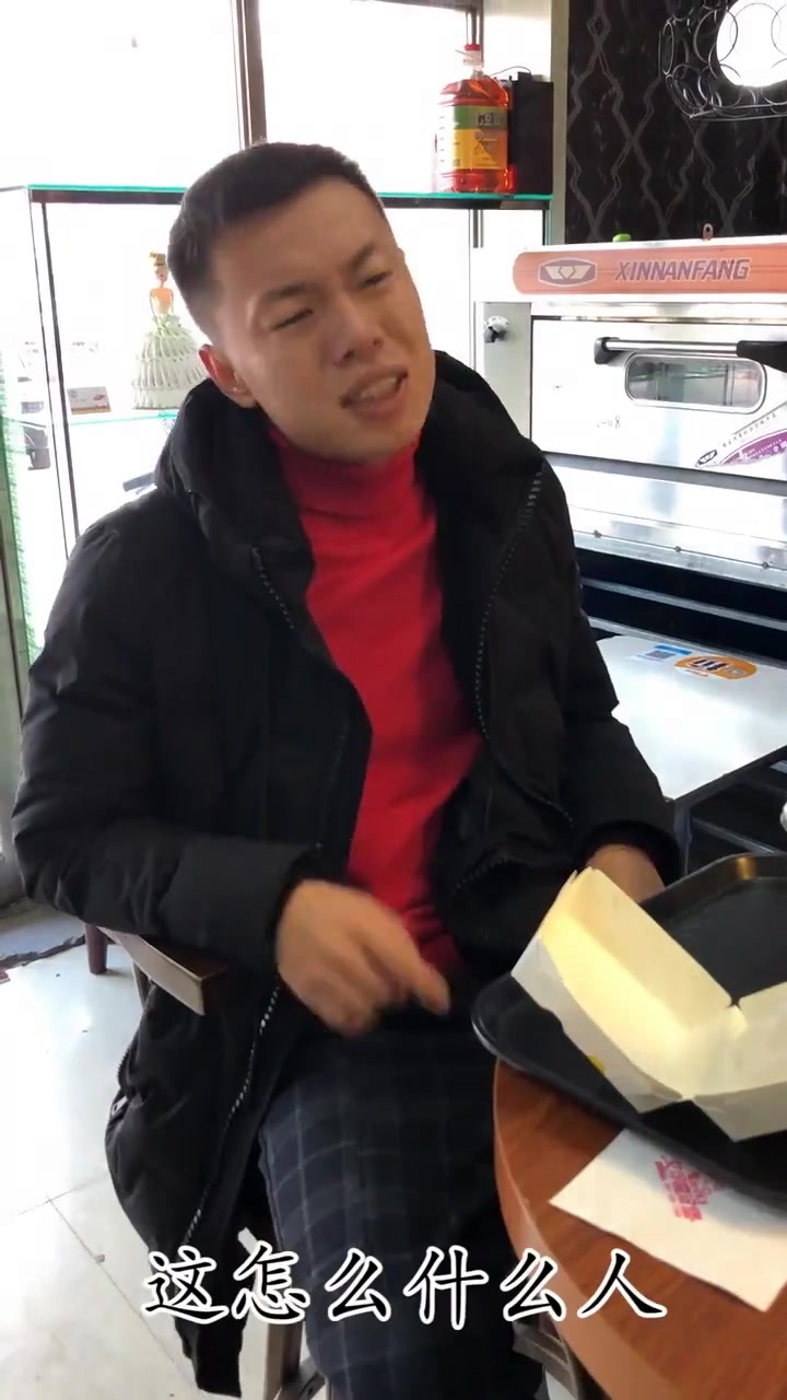 穷苦妈妈给孩子买汉堡,却被别人嫌弃,下一刻让他们无地自容