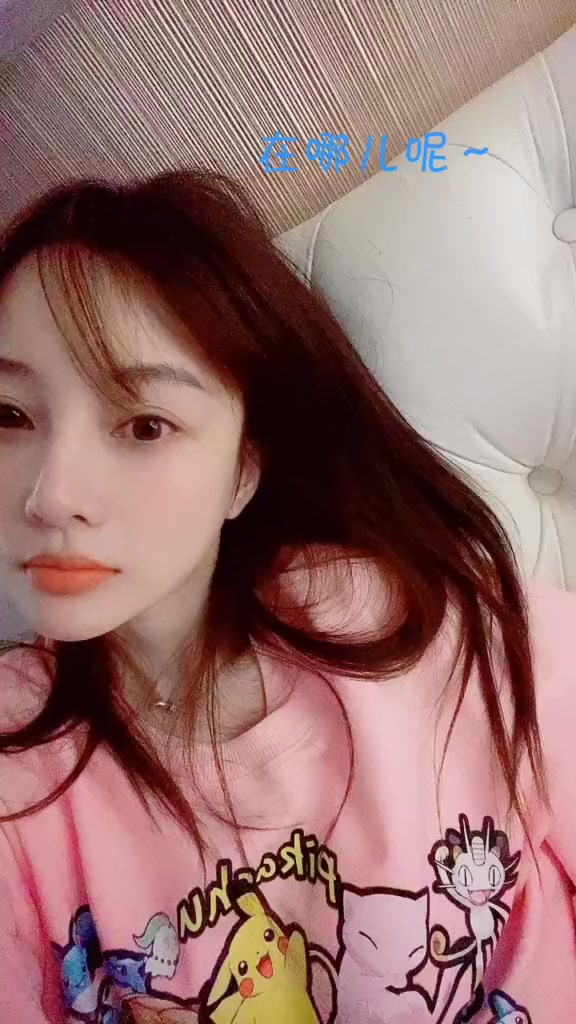 38岁李小璐真不显老,穿粉色卫衣少女心十足,卡通图案个性又减龄