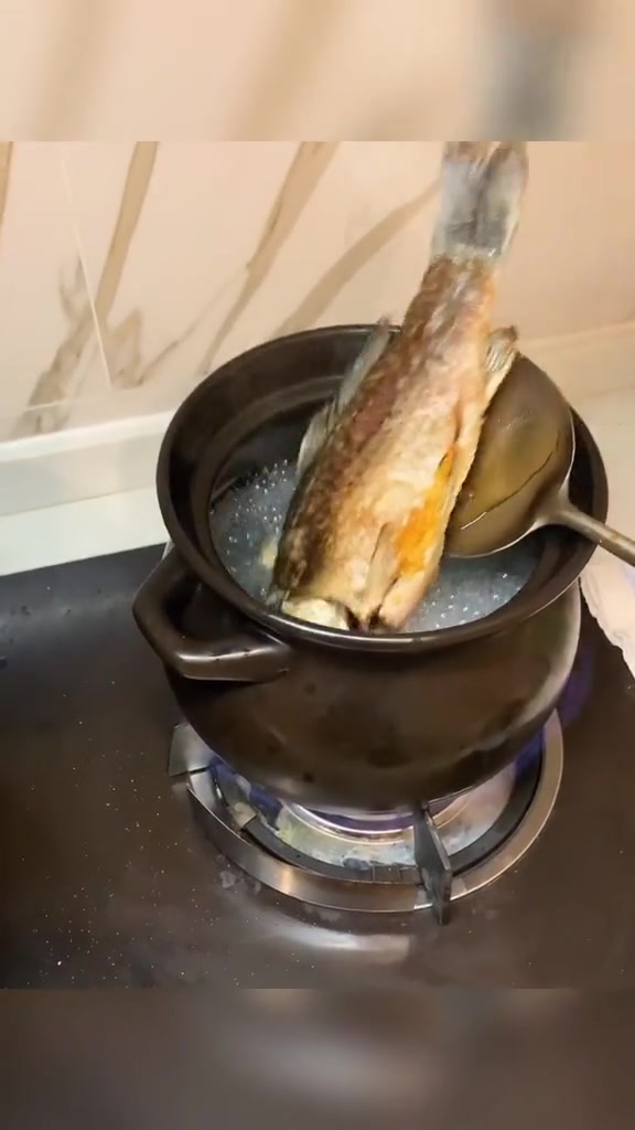 家常煲汤鲫鱼骨头汤