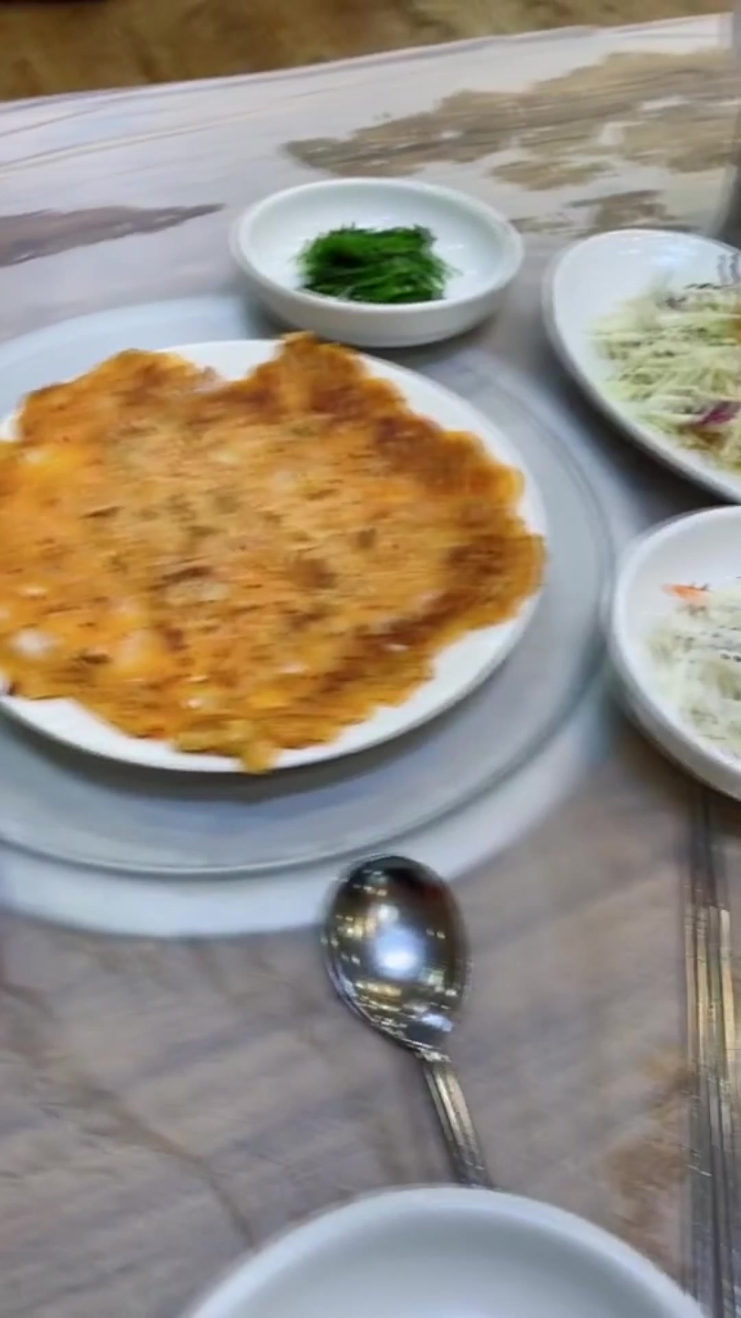 中韩情侣,韩式辣炖海鲜安康鱼,鱼肉配着黄豆芽再来杯烧酒