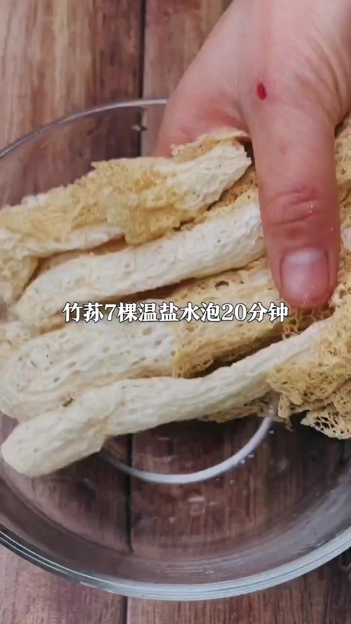 竹荪香菇鸡汤,煲给自己和家人喝吧,好喝不油腻还很滋补