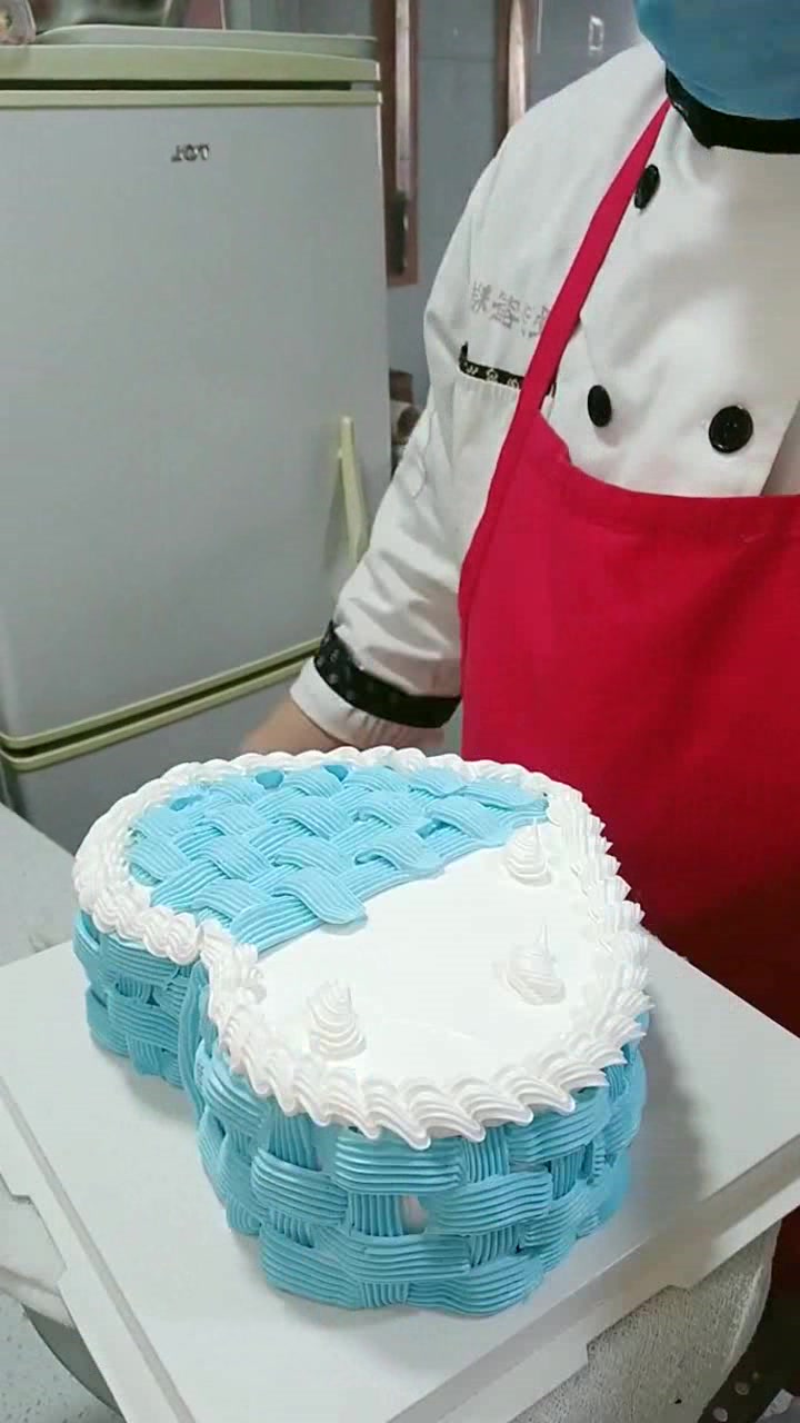 蓝白色心形水果篮子蛋糕,这满满的奶油,丰富的果肉,爱了爱了!