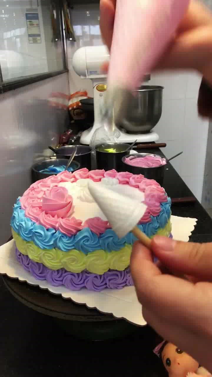 颜色鲜艳的儿童蛋糕,如何做得好看又好吃?看看这位师傅的操作吧