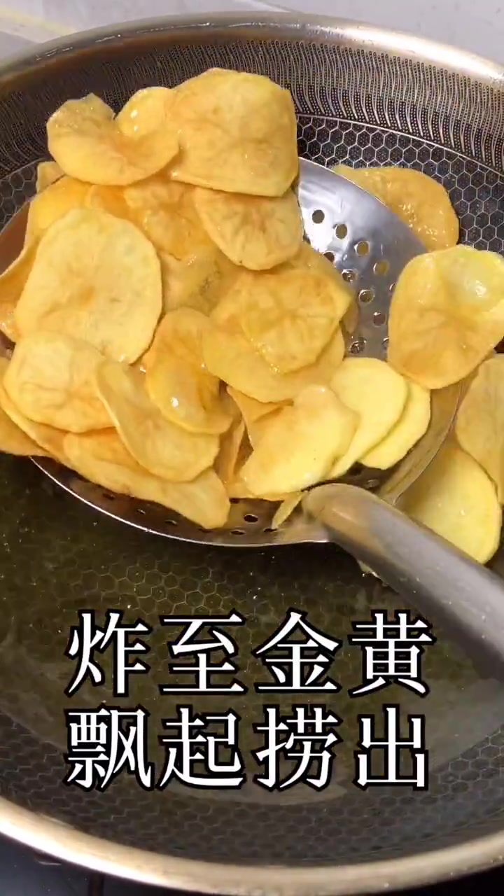 土豆做薯片,油炸之后又酥又脆,保证孩子见了走不动道