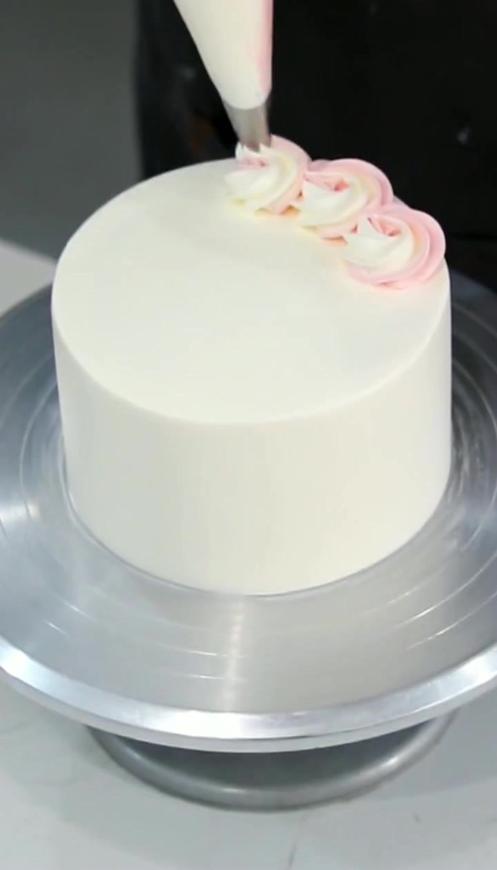 蛋糕这样做,不用加任何饰品,完全符合极致简约高级风的审美定义