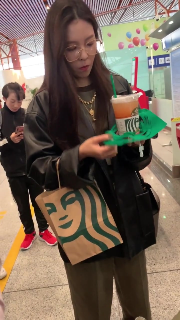 机场偶遇张一山绯闻女友,喝奶茶好可爱,看来比较适合“夏冰雹”