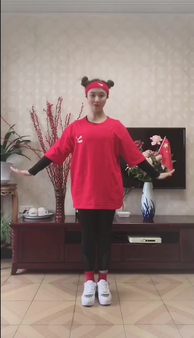 和丑小鸭姐姐一同挥动手中国旗,传递爱心
