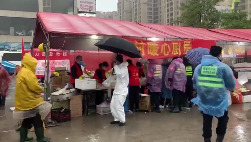 #泉州欣佳酒店系非法建设# 现场不辞辛劳的志愿者们又开始忙碌开了,救援现场对面一家车行的地