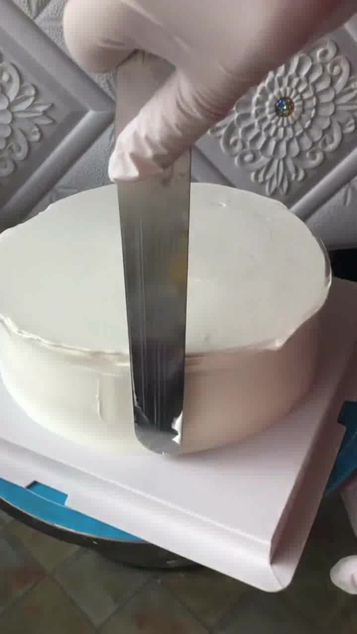 彩虹云朵糖豆蛋糕,你觉得这个成品好看吗?我总觉得少了点什么?