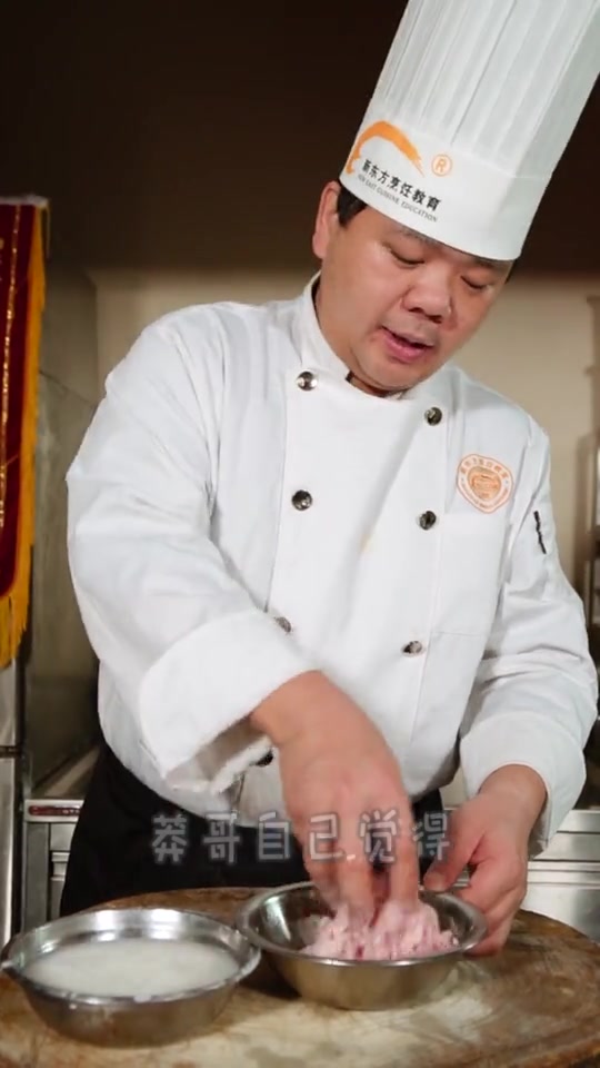 今天教大家做川菜经典鱼香肉丝